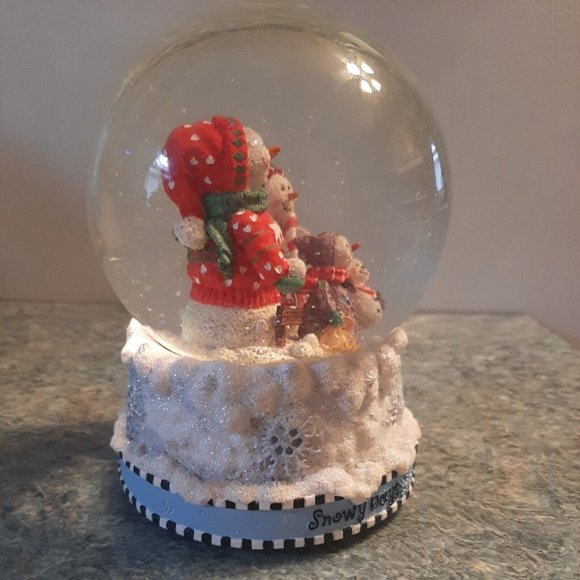 Snowmen Family Musical Glitter Snow Globe - Picture 6 of 12